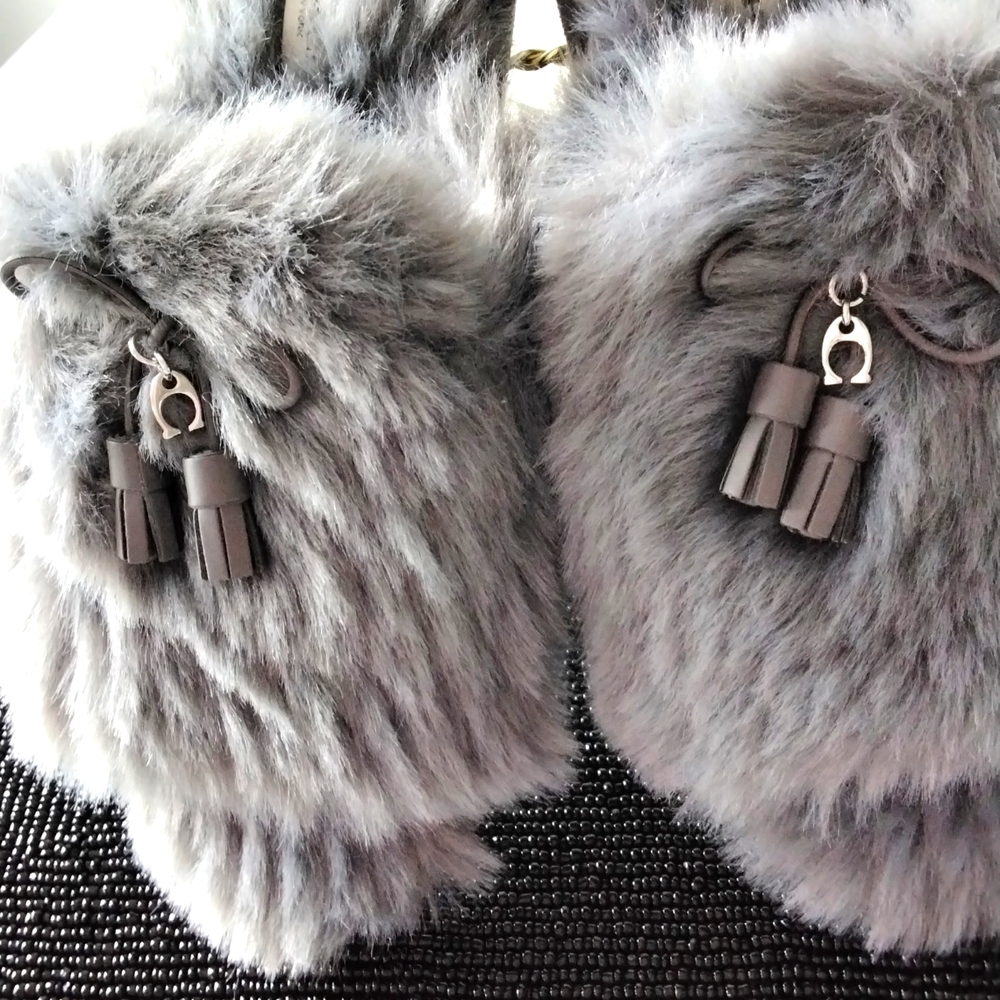 NWOT COACH women’s faux fur slippers - Picture 3 of 7
